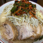 ラーメン二郎 - 小豚（880円）・味付玉子（80円）・ニラキムチ（80円）、ニンニクコール