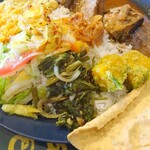 ロイヤルグリーン レストランアンドバー - 魚のカレー(マリネ、山菜？、かぼちゃ、パパダン)