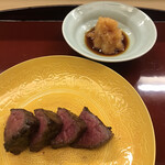 赤坂 菊乃井 - 昼懐石１２１００円。牛肉漬焼き 辛味大根。辛味大根の辛味が。。普通の大根おろしとの差が感じられません（；＿；）。ランプを使った漬焼きは、醤油が赤身肉の旨味を引き出して、とても美味しかったです（╹◡╹）