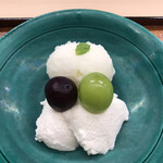 赤坂 菊乃井 - 昼懐石１２１００円。塩レモンアイスクリーム、ヨーグルトムース。塩とレモンしっかりのアイスクリームが、ムースとマッチしています。葡萄が美味しい〜。良いものを使ってらっしゃいますね（╹◡╹）
