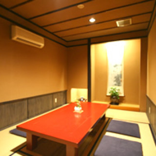 8名様までの静かな個室もございます。