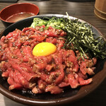 精肉・卸の肉バルSanoso - 炭火焼き炙りユッケ丼(330g)¥1,250+ご飯大盛り無料