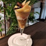 カフェ コムサ - 桃とぶどうのパフェ
