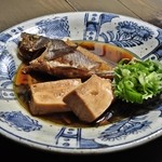 田舎 - じっくりと味の染み込んだ旬魚の煮付けはお酒との相性抜群です！