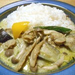 うめやんKitchen直売所 - 季節野菜とホタテのグリーンカレー（ライスを添えて）