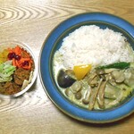 うめやんKitchen直売所 - 季節野菜とホタテのグリーンカレー（ライスを添えて）＆ ５種のうめやんデリ