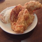 Oosaka Oushou - 餃子定食についてくる唐揚げ。でっかい