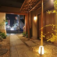 水たき玄海 本店 - 都会の中の落ち着いた店舗