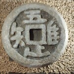 そば くら富 - 通路の飾りにはこんな置物も‥。