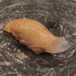 鮨おにかい - おまかせコース９９００円。平目昆布締め。シャリと平目の間に縁側が挟んであります。普通には美味しかったです(^｡^)