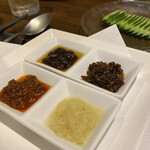 豊栄 - 4種の醬（豊栄醬、生姜醬、高菜醬、玉ねぎ醬）