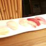 すし処 多加良 - 寿司皿にお寿司が並んでいきます(2020年9月)