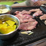 好楽園 - 【再訪５】タンを焼いてます