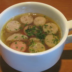 いきさん牧場 - ソーセージがカットされ、糸島野菜がトロトロになったコンソメ味のスパイシーなスープです。