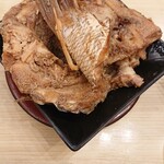 匠の回転寿司 ○海 - 鯛のカブト煮