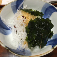 銀座 久兵衛 銀座本店 - ワカメと大根のサラダ　お代わり自由