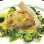 ビストロ ポワル - 4200円コースの魚料理：ヒゲタラのムース・サフランソース