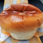 平井製菓 - 牛乳あんパン 斜めから