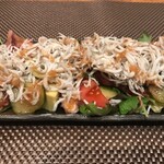 Tennengyo To Shichirinyaki Kakureizakaya Zakoya - 釜あげシラスと野菜のサラダ