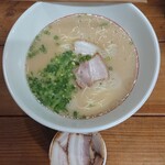 麺謹製3L's - らーめん(ばりかた)と、トッピング(にく)