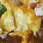 ブラウンオニオンカレーファクトリー - ・「2種のカレー チーズエッグ(¥1320)」のエッグアップ。
