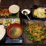 餃子専門店 黒龍 - 黒龍ランチ 三色チンジャオロース  880円