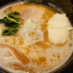 ラーメン 白 - 醤油豚骨