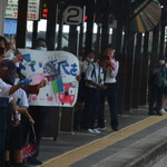 四国まんなか千年ものがたり - 阿波池田駅では高校生がお見送り