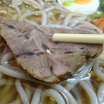 手のべ冷麺専門店 六盛 - 冷麺と温麺は牛肉のチャーシュー２枚。