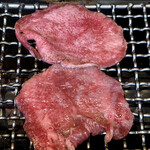 俺の焼肉 - 網目が少し付くくらいで裏返す