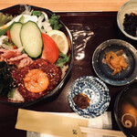旬楽処　笑 - 馬タタキと馬ユッケの2種丼(1,200円)