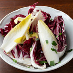 イル カンパネッロ - シャキッとほろ苦！トレヴィスアンディーヴのほろ苦サラダ。