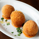 イル カンパネッロ - ライスコロッケ。モッツァレラ入りのトマトリゾットが入ってます。