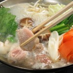 備長炭火焼鳥たまるや - 数種類の塩を店主自らブレンド門外不出の鶏塩鍋