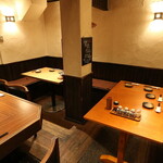 備長炭火焼鳥たまるや - 木の温もりが感じられる店内は、どこか懐かしさと居心地の良さを感じさせます。