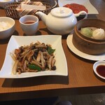 chinese kitchen 海 - 1330円の料金にしては意外にも豪華。(^o^)