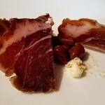 （h）etta - 生ハム、チーズのムース、半乾燥ブドウ