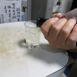 笹屋 - お酒はマスターが注いでくれます