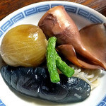 よし半 - お通し（イカ・ナス・小タマネギの煮物）