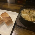 MILLE FIORI - カマンベールチーズのアヒージョ（バケット2ケ付き）（￥900）