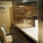 十壱亭 - 店内（カウンター席：衝立で仕切られている）