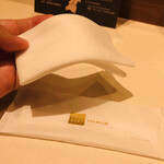 ジャパン レール カフェ - おしぼりは紙製だけど、厚手で大きなものだから使いやすいです