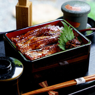 您可以在“Hanare”慢慢享用鳗鱼套餐和怀石料理套餐