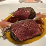 レフェルヴェソンス - 北海道白糠町・蝦夷鹿ロース肉を東京檜原村のミズナラで焼いて　ソースガストリックと栗五郎南瓜　茗荷と紫蘇の花
