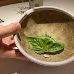 レフェルヴェソンス - カクテル用にハーブ？と何かをすり潰します（聞いていながらメモを取ってませんでした<(_ _)>）