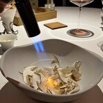 レフェルヴェソンス - バーナーで松茸を炙りますが、香りが一気に拡散してこれぞ松茸を実感する瞬間でした♪