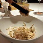 レフェルヴェソンス - 本枯節を丁寧に振りかけています♪