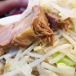 ラーメン二郎 - 豚の厚み