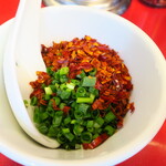 ラーメン二郎 - 待ってる間に粗挽き唐辛子投下～♪