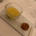 オー・プロヴァンソー - カボチャアミューズ：カボチャのスープ・クジェール スープがなめらか。固めのシュー生地のクジェールはバーコンとチーズが練りこんでありました。のスープ・クジェール